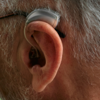 Quels sont les inconvénients des appareils auditifs contour d'oreille? 